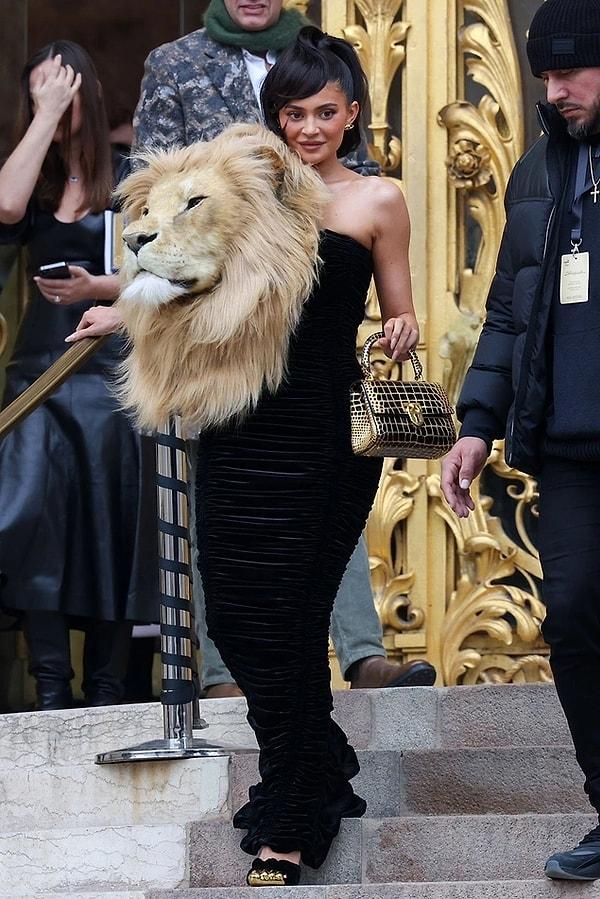 6. Dünyaca ünlü isim Kylie Jenner'ın Paris Moda Haftası’ndaki Schiaparelli defilesinde giydiği kıyafet gündem oldu.