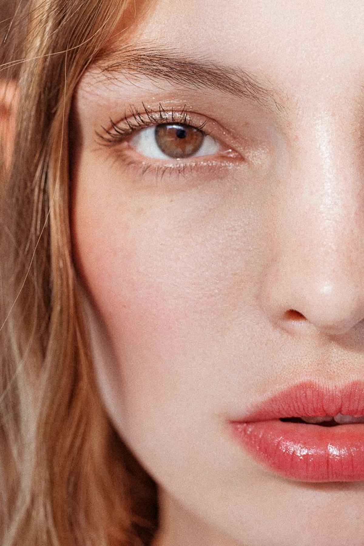 Натуральные губы без помады. Нежные губы. Женщины с красивыми губами. Светло розовая помада. Тонкие женские губы.