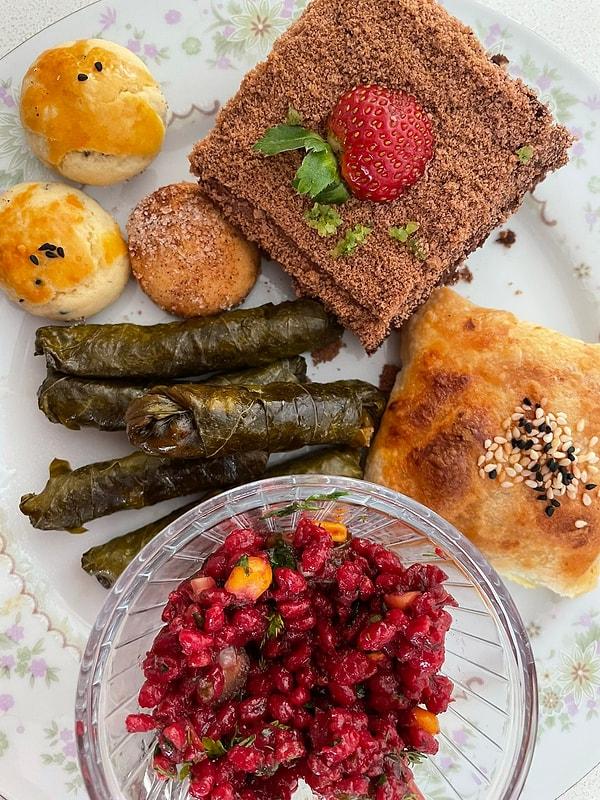 8. Pancarlı bulgur salatası, börek, sarma, tuzlu ve tatlı kurabiye tabağı: