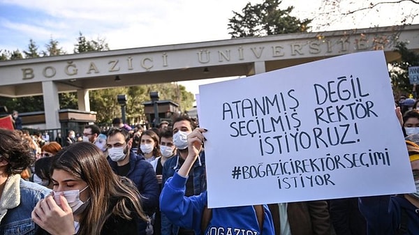 İstanbul Cumhuriyet Başsavcılığınca hazırlanan iddianamede, Boğaziçi Üniversitesi Rektörü Prof. Dr. Naci İnci 'mağdur', özel güvenlik görevlileri Faruk Kardoğan, Alparslan Çepni ve makam şoförü Şenol Aydın 'müşteki', 2'si tutuklu 14 öğrenci ise 'şüpheli' olarak yer aldı.