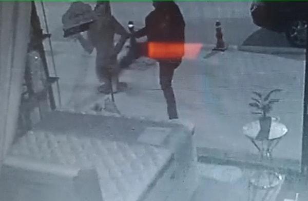 Ankara Caddesi'nde mobilya üzerine faaliyet gösteren iş yerinin önünden geçen bir kişi, mağazaya ait karton makete saldırdı.