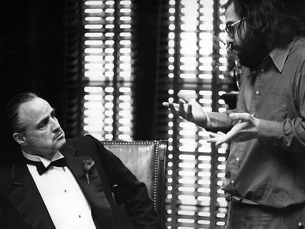 Filmde Baba karakteri kimin yaşayıp kimin öleceğine karar verirken kediyi okşarken görülür. Coppola bu sahnede muhtemelen kedinin Don Vito Corleone'nin yumuşak tarafını göstermeye yardımcı olacağına inandı.