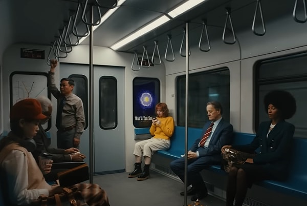 Начинается все довольно невинно: несколько пассажиров чинно едут в вагоне метро