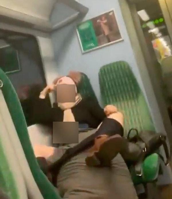 Tren seyir halindeyken genç kadının bacaklarının yukarıda ve iç çamaşırının dizlerinde olduğunu gören adam o anları sosyal medyada paylaştı.