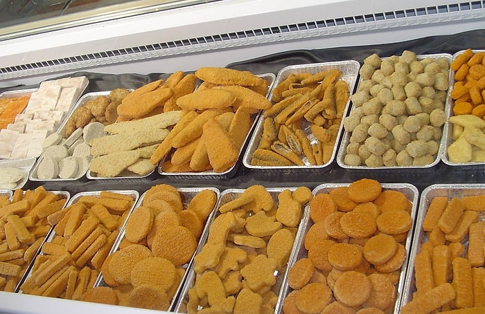 Британские ученые предупреждают: Популярная среди многих еда и напитки «повышают риск смерти от рака на 30%»