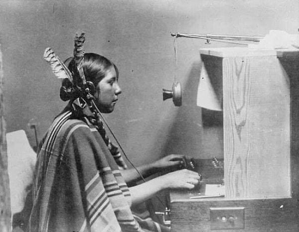 10. 1925 yılında, kızılderili bir telefon operatörü👇