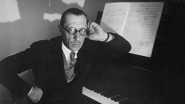 Tam olarak bu dönem, artık sanatçıların klasikliği geride bırakıp özgürce kendilerini geliştirdikleri noktaydı: Schoenberg meşhur ‘Erwartung’u, Stravinsky ise ‘Bahar Ayini’ni bestelemişti.