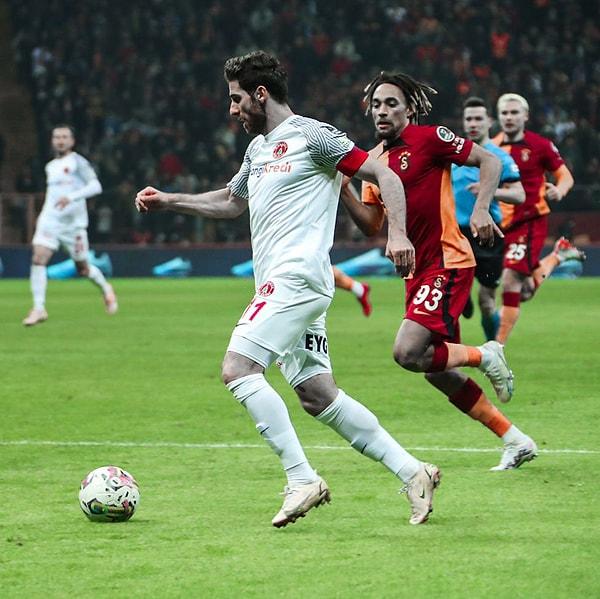 Süper Lig'in 22. haftasında Galatasaray ve Ümranyiespor Nef Stadı'nda karşı karşıya geldi.