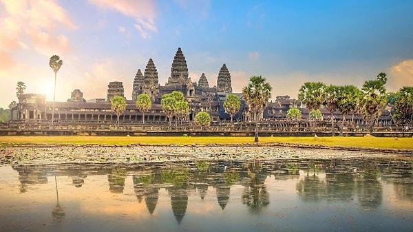 3. Dünyanın en büyük tapınağı olan Angkor Vat hangi ülkede yer almaktadır?