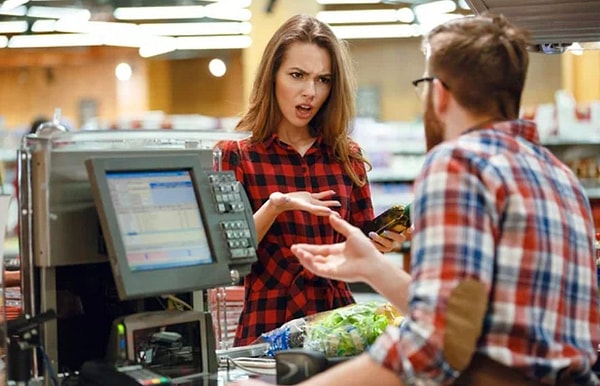 14. Какая у вас будет реакция, если один из покупателей начнет кричать на кассира?