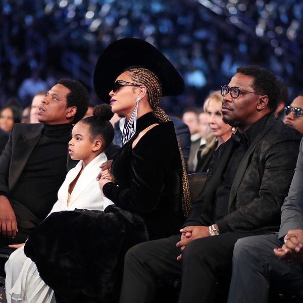 Bir başka Grammy ödüllerinde, Beyonce ve Jay Z'nin kızı Blue Ivy'nin alkış itemi kameralara yansımış ve o dönem oldukça konuşulmuştu. 61. Grammy Ödülleri'ne 8 dalda adaylığı olup sahneye çıkamayan babasına sinirlenen Blue Ivy, alkışları protesto etti.