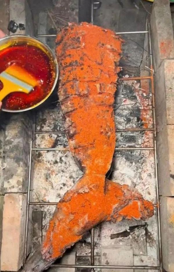 Avlanması yasak olan büyük beyaz köpek balığını pişirdiği ve yediği videoyu TikTok'ta paylaşan Tizi, Vahşi Hayvanları Koruma Yasasını ihlal ettiği için 125.000 Yuan yani yaklaşık 18.500 $ para cezasına çarptırıldı!