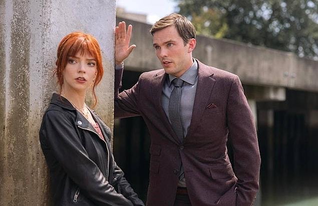 By the way, the character of Tyler, played by Hoult, is ultra-annoying. The way he invites Margot there knowing that she will die, the way he knows months in advance what will happen in the restaurant that night, the way he sanctifies Slowik, the cook, is enough to push the viewer's tolerance level.
