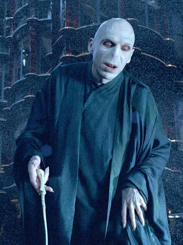 Ancak kostüm departmanı Voldemort'un ne zaman yürüse çıplak baldırlarını görmek istemiyordu. Bu yüzden cübbenin altında kaymayan ve çekimlerde Voldemort'un bacaklarını çıplak göstermeyen bir kıyafet aradılar.