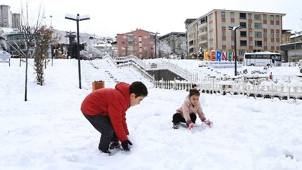 Malatya'da da kar yağışı etkili oldu. Karın tadını çocuklar çıkardı.