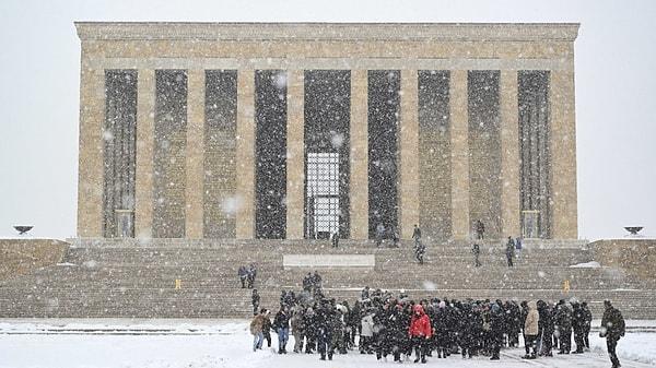 Ankara'da etkili olan kar yağışının ardından Anıtkabir beyaza büründü.
