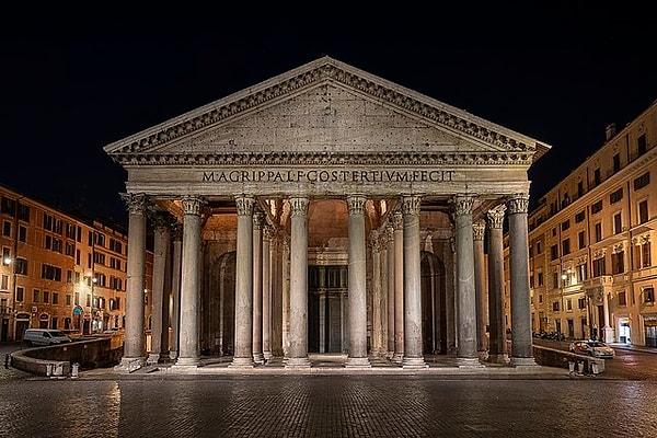 Pantheon Tapınağı, radyal bir yapı ile inşa edilmiştir. Ancak geleneksel radyal yapılardan biraz farklıdır.