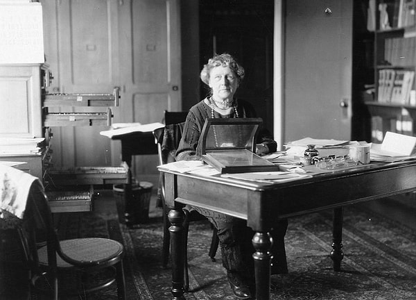 Annie Jump Cannon, Harvard Computers'a 1896'da katıldı.