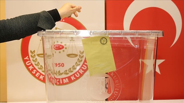 Aynı şirketin bir önceki aydaki anketine göre ikinci sırada yer alan ve 30 bandının altında kalan AK Parti tekrar birinci parti oldu.