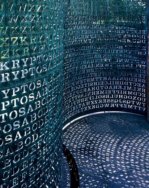 2. Kryptos Oyması, Amerikalı sanatçı Jim Sanborn tarafından yontulmuş ve hala çözülemeyen kodlara sahip bir diğer eser.