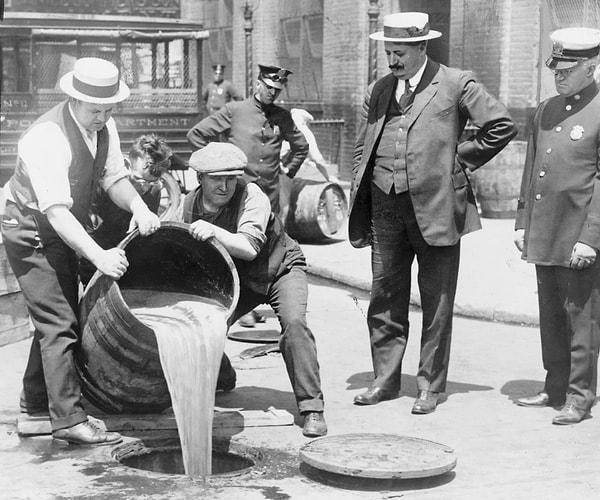 5. Amerika'da içkinin yasaklandığı dönemde, hükümet resmen alkole zehir kattı! İnsanlar yasağa rağmen hala gizlice alkol tüketince, hükümet uç bir yönteme başvurdu.