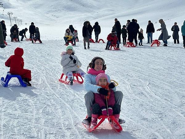 Van'da vatandaşlar kayak merkezinde kayarak eğlendi