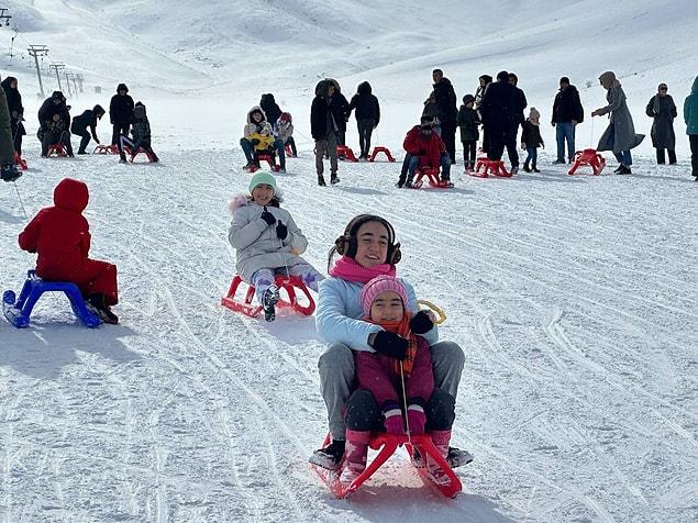 Van'da vatandaşlar kayak merkezinde kayarak eğlendi