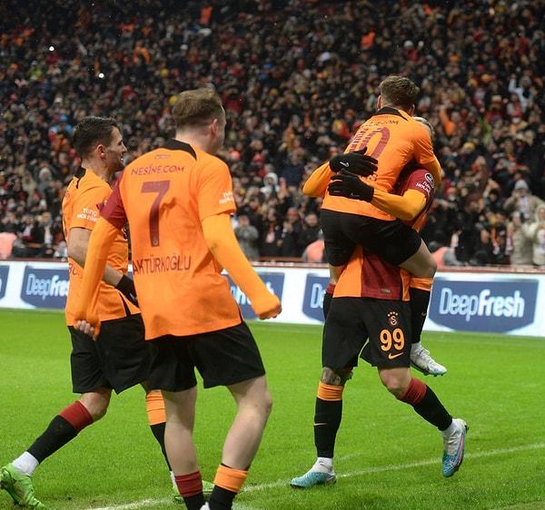 Süper Lig'in 23. haftasında Galatasaray ve Trabzonspor, Nef Stadı'nda karşı karşıya geldi. Sarı kırmızılılar 1-0 geriye düştüğü maçta Mertens ve Icardi ile sahadan 2-1'lik skorla galip ayrıldı.