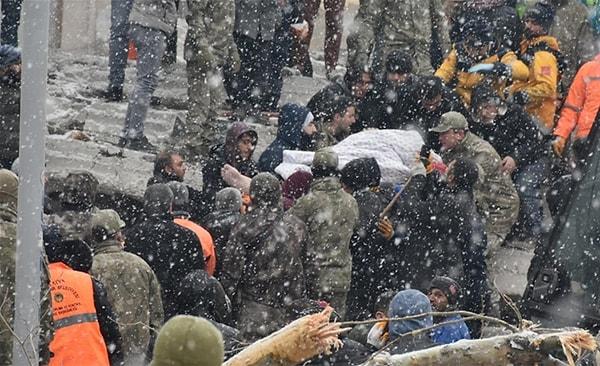 Malatya'da enkaz altında kalan 37 kişi arama ekipleri ve vatandaşların birliğiyle kurtarıldı.