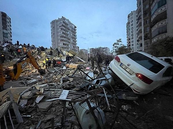 Depremde 280'den fazla hayatını kaybederken 2 binden fazla kişi yaralandı.
