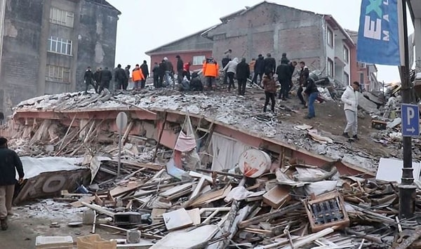 Kimisi sosyal medyadan yardım çağrısında bulundu kimisi ise ulaşabildiği eş dost, kurtarma ekibinden yardım çağrısında bulundu.