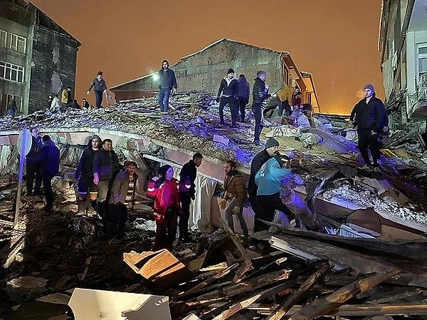 Geniş bir alanı etkileyen deprem binlerce binayı yıkarken; pek çok vatandaşımızın da hayatını kaybetmesine neden oldu…