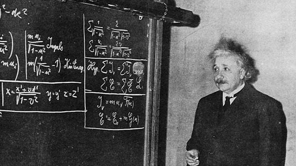 13. Einstein'ın ünlü denkleminde "c" harfi ne ifade eder?