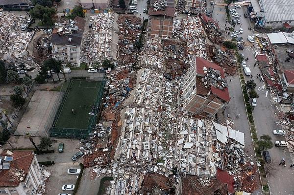 Enkaz altında kalan insanları kurtarma çalışmaları devam ediyor ancak hava şartları da bir o kadar zor. Binaların kağıt gibi yıkılmış olduğunu görmek ise isyan ettirici.