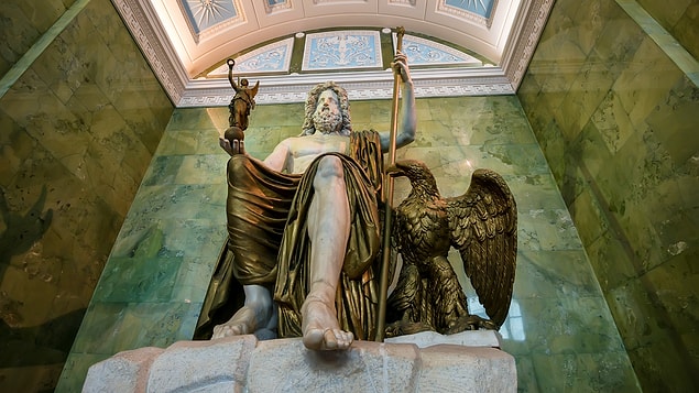 4. Olympia'daki Zeus Heykeli ise bir yangında yerle bir olmuştu.