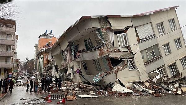 Depremde on binlerce insan hayatını, evini, yaşam alanını kaybetti. Yüz binlerce yaralı var.