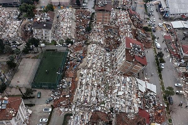 Bu sabaha karşı Kahramanmaraş'ın Pazarcık ilçesinde 7,7 büyüklüğünde bir deprem meydana geldi ve çevre illerde de büyük bir yıkım yaşandı.