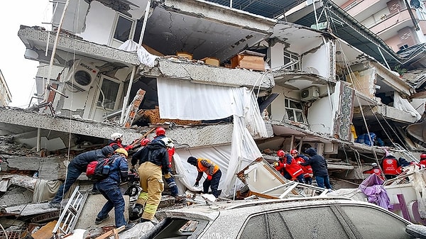 “Biz iş makinelerimiz ile elimizden geleni yapıl enkaz altındakileri kurtarmaya çalışıyoruz ama yeterli olmamız imkansız. Burada şu an çok az insan arama kurtarma işinde. Dışarıdan daha iş bilen personele çok ihtiyacımız var.”