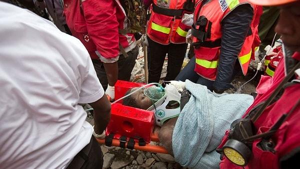 2016'da Kenya, Nairobi'de gerçekleşen depremde bu küçük kız çocuğu 6 gün sonra sağ olarak enkazdan çıkarılmıştı.