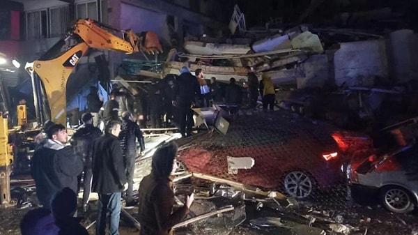 08.21 - Gaziantep'in Nizip ilçesinde yıkılan bir binanın enkazından 28 saat sonra anne ve 3 çocuğu yaralı olarak çıkarıldı.
