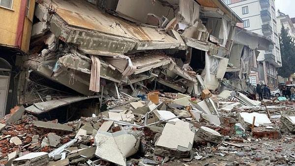 Binlerce can kaybının yaşandığı depremde ne yazık ki on şehirde binlerce bina yıkıldı.