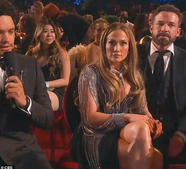 «Хватит, — говорит Дженнифер Бену. — Выгляди более дружелюбно, более заинтересовано». Аффлек отвечает: «Я мог бы»