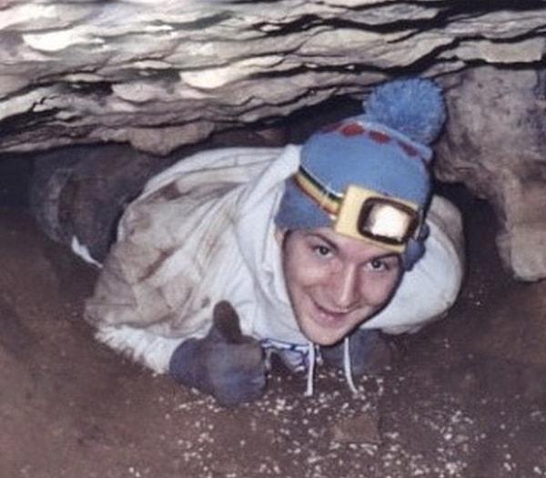 Arkadaş grubu mağaraya girip keşfe başladı ve Jones o sırada oldukça dar bir geçite girmeye karar verdi.