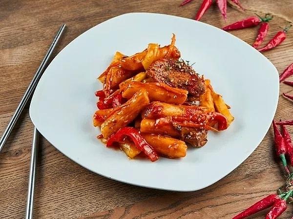 10. Kimchi, Kore'nin milli ve yemeği olarak bilinir ve Korelilerin uzun ve sağlıklı olmasının nedeni olarak görülür.