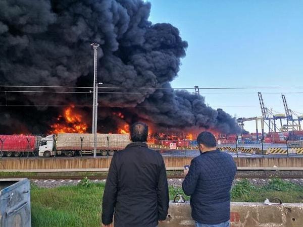 Dün saat 17.00 sıralarında çıkan yangına ilk müdahale liman ve belediye itfaiye ekipleri tarafından yapıldı.