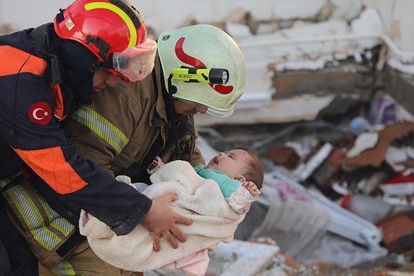 Depremden saatler sonra kurtarılan vatandaşlar, 2 aylık bebekler, çocuklar hepimize umut oldu. O anları görünce kimse gözyaşlarına hakim olamadı elbette...