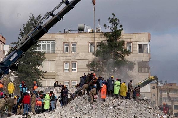 Türkiye'de Kahramanmaraş merkezli 6 Şubatta yaşanan şiddetli iki depremle sarsılan 10 büyükşehir yaklaşık 36 saatin ardından yardım beklemeye devam ederken, Batırel yine tepki çeken bir paylaşım yaptı.