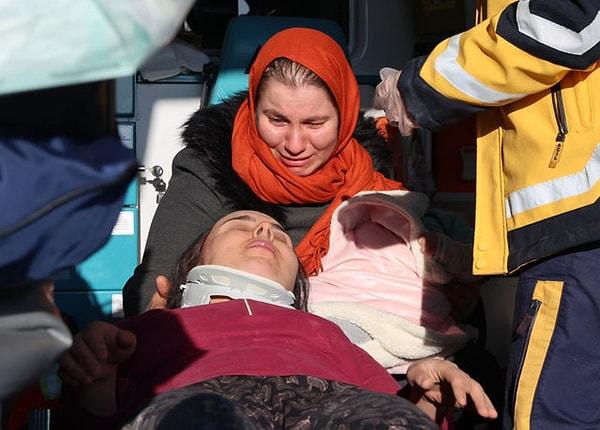 Hatay'da bir binanın enkazından sağ olarak çıkarılan 30 yaşındaki Hülya Yılmaz ve 6 aylık bebeği Ayşe Vera...