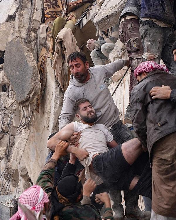 24. Suriye'de vatandaşların yardımı ile enkazdan kurtulan adam