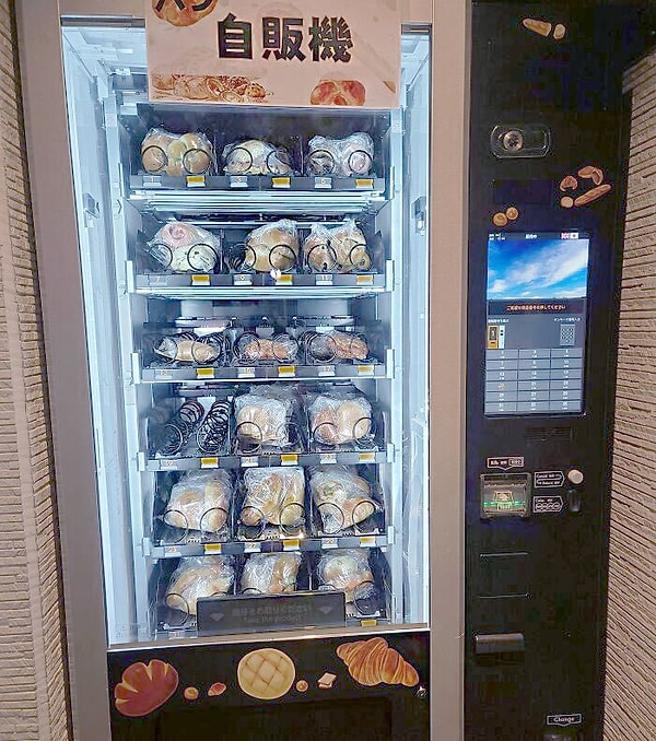 17. Эта пекарня в Японии кладет остатки хлеба в торговый автомат для продажи в нерабочее время